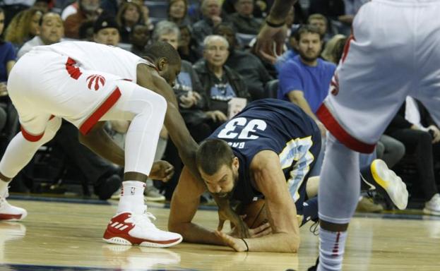 Serge Ibaka disputa un balón a Marc Gasol.