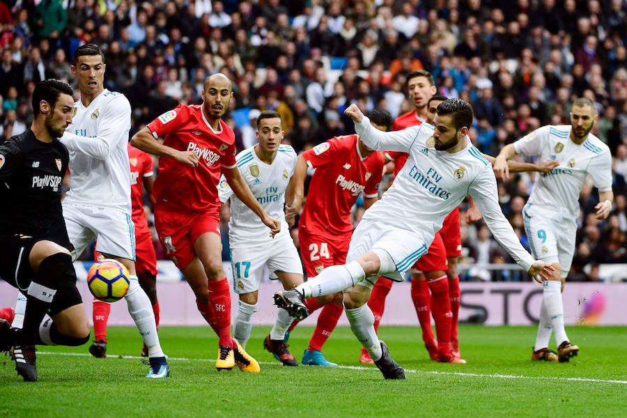 El Real Madrid golea al Sevilla por 5-0 en la primera parte del duelo correspondiente a la jornada 15. Nacho abrió la lata y Cristiano marcó un doblete. Kroos se sumó a la fiesta con un derechazo y Achraf anotó tras una carrera por banda derecha.