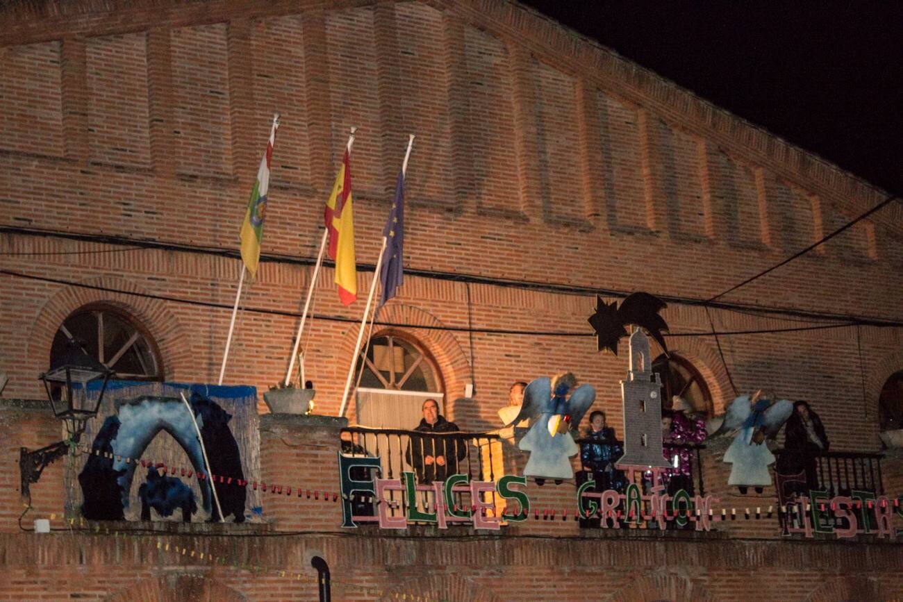 Encendido del árbol de Navidad de Grañón, realizado con 1.632 botellas de vino. La inauguración se ha aderezado con villancicos, degustación de caldo y patatas asadas, la representación del Nacimiento y un sorteo, entre otros actos. Un ambiente puramente navideño...