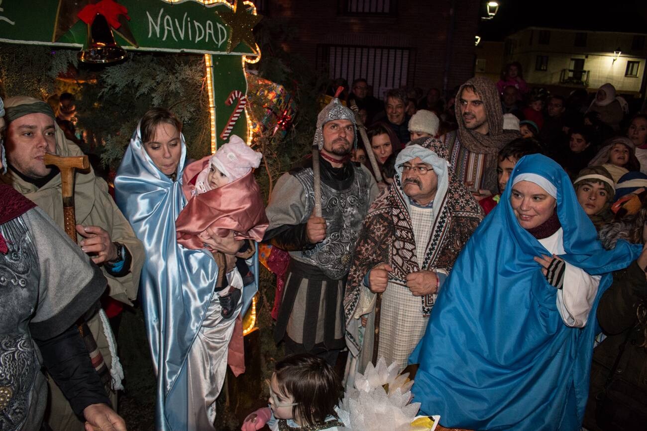 Encendido del árbol de Navidad de Grañón, realizado con 1.632 botellas de vino. La inauguración se ha aderezado con villancicos, degustación de caldo y patatas asadas, la representación del Nacimiento y un sorteo, entre otros actos. Un ambiente puramente navideño...