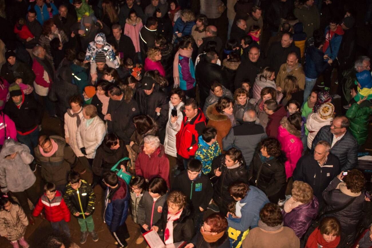 Encendido del árbol de Navidad de Grañón, realizado con 1.632 botellas de vino. La inauguración se ha aderezado con villancicos, degustación de caldo y patatas asadas, la representación del Nacimiento y un sorteo, entre otros actos. Un ambiente puramente navideño...