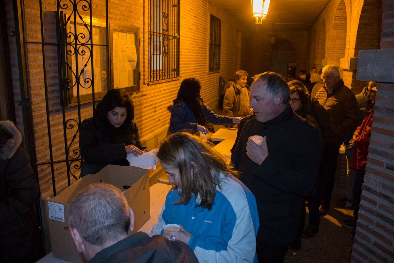 Encendido del árbol de Navidad de Grañón, realizado con 1.632 botellas de vino. La inauguración se ha aderezado con villancicos, degustación de caldo y patatas asadas, la representación del Nacimiento y un sorteo, entre otros actos. Un ambiente puramente navideño...