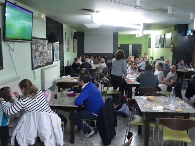 Aspecto lleno en uno de los bares participantes, con varias cuadrillas cenando cazuelitas. :: E.P.