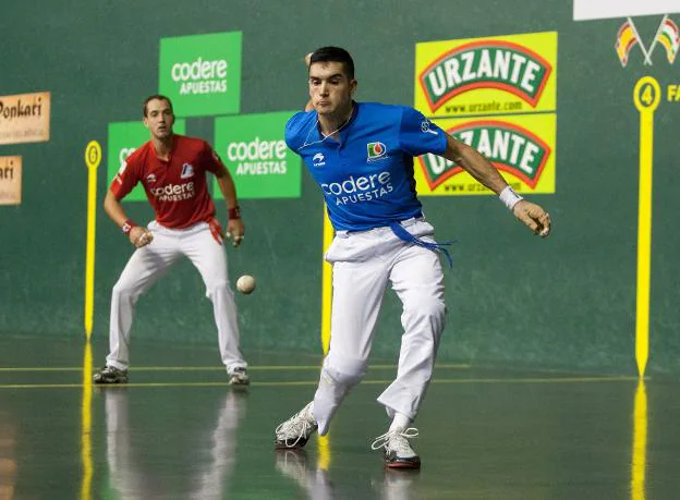 Víctor golpea con la derecha la pelota ante David Merino en un partido anterior. :: díaz uriel