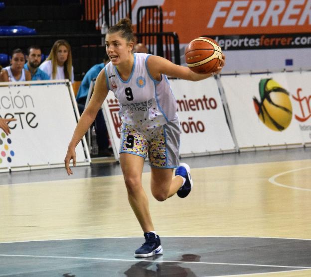 Paula Estebas conduce el balón en un partido. :: Miguel Herreros
