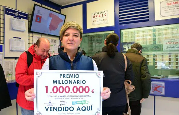 Mª Ángeles Granado Aguado, ayer, con el cartel anunciador del 'premio millonario'. :: miguel herreros