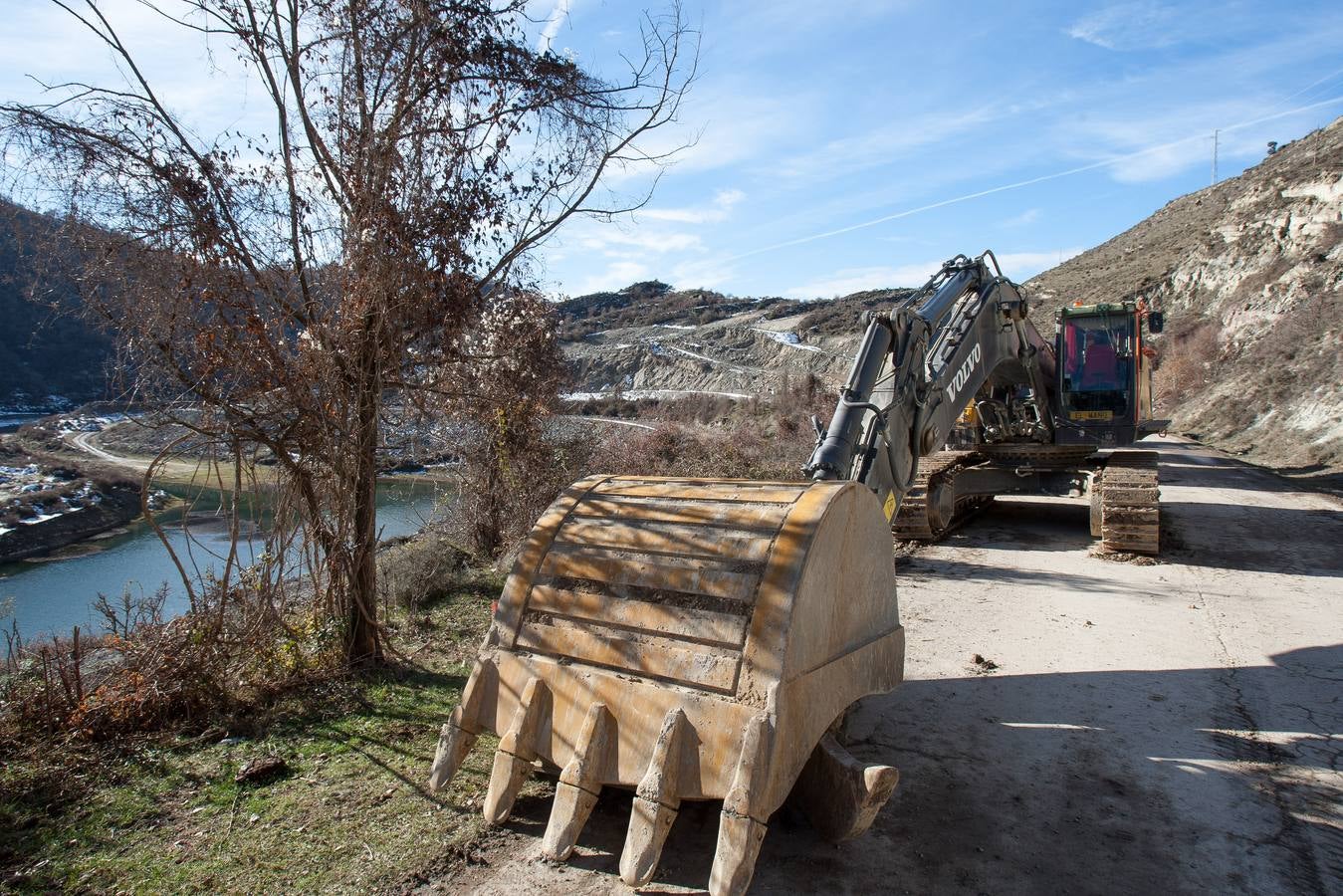 El municipio denuncia el impacto paisajístico que causa el embalse del Camero Viejo, a punto de concluir sus obras