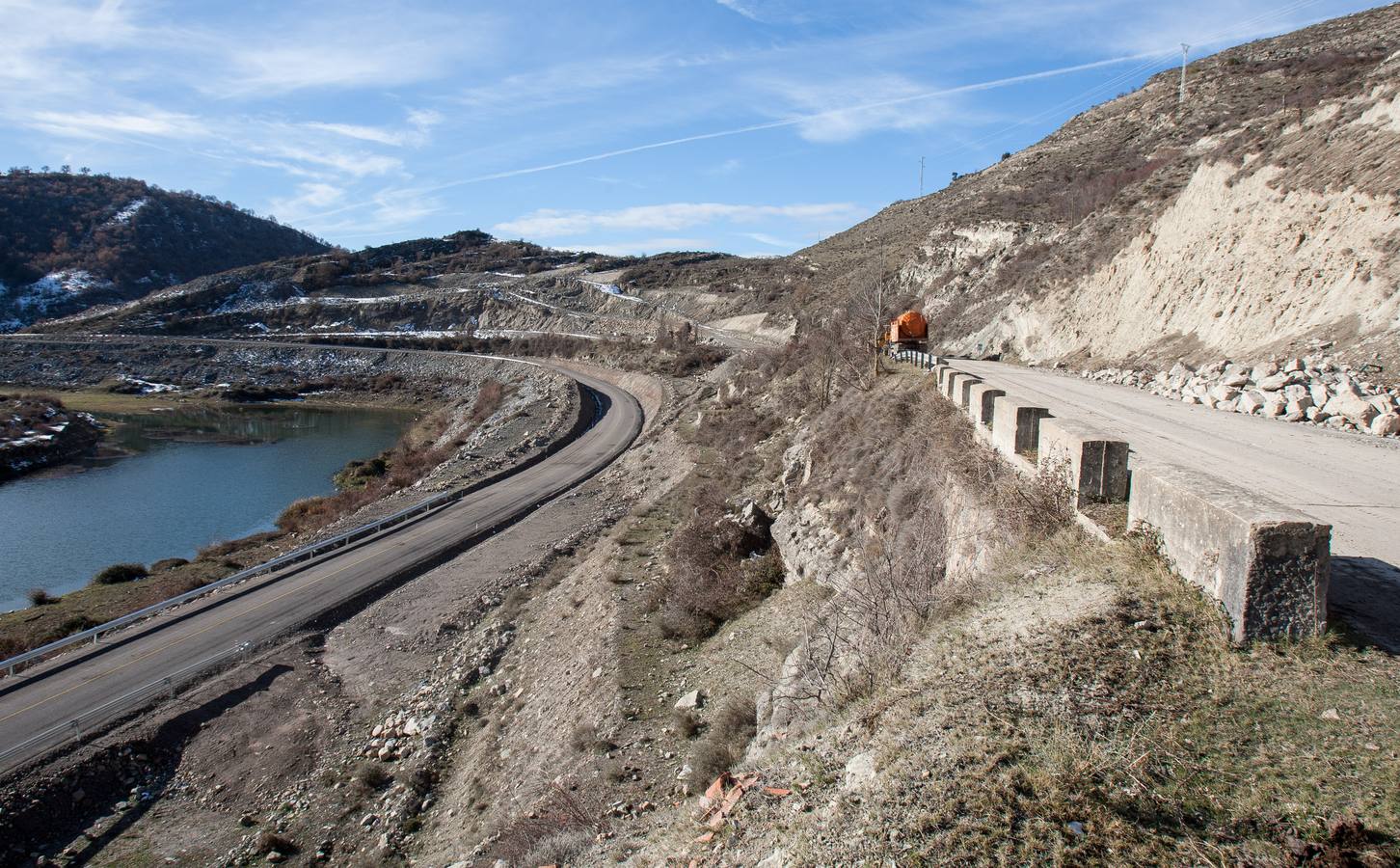 El municipio denuncia el impacto paisajístico que causa el embalse del Camero Viejo, a punto de concluir sus obras