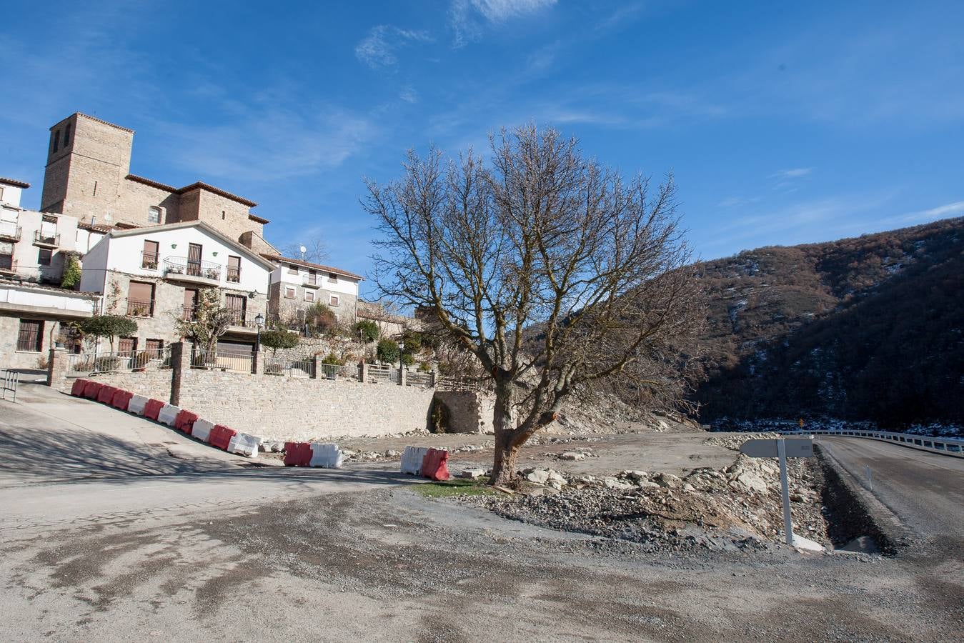 El municipio denuncia el impacto paisajístico que causa el embalse del Camero Viejo, a punto de concluir sus obras