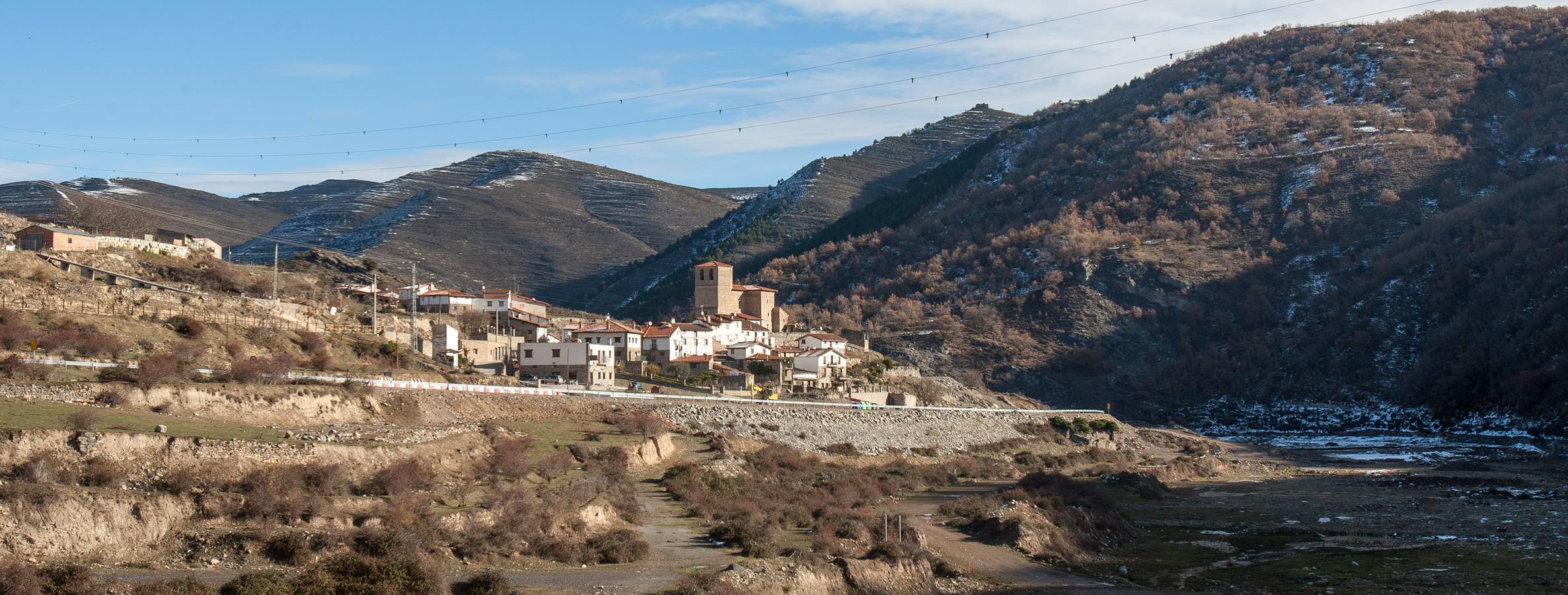 El municipio denuncia el impacto paisajístico que causa el embalse del Camero Viejo, a punto de concluir sus obras