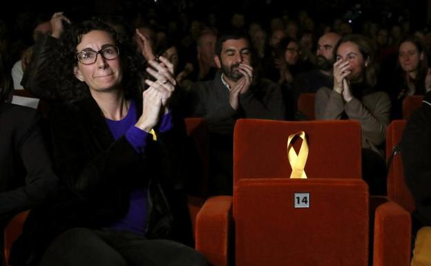 Marta Rovira coloca un lazo amarillo en protesta.