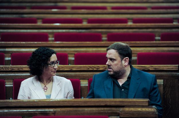 Marta Rovira y Oriol Junqueras conversan en los escaños del Parlament de Cataluña. :: inés baucels