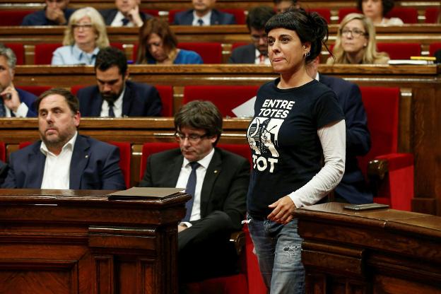 La exdiputada de la CUP Anna Gabriel en una sesión del Parlament, y tras ella Puigdemont. :: a. egea/reuters