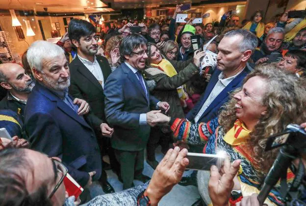 Puigdemont saluda a
simpatizantes el pasado
miércoles en Bruselas.
:: Yves Herman / reuters
