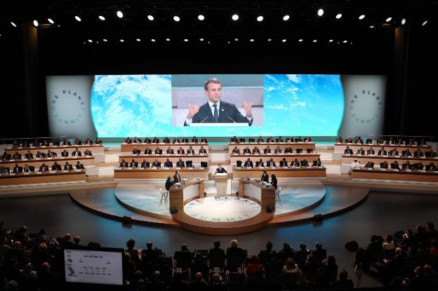Macron interviene en la jornada inaugural de una cumbre que reúne a medio centenar de jefes de Estado y de Gobierno. :: ludovic MARIN / afp