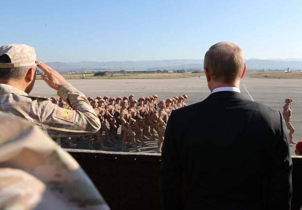 Revista. Vladímir Putin presencia un desfile de soldados rusos en la base aérea de Hmeimim. :: M.. K. / efe 