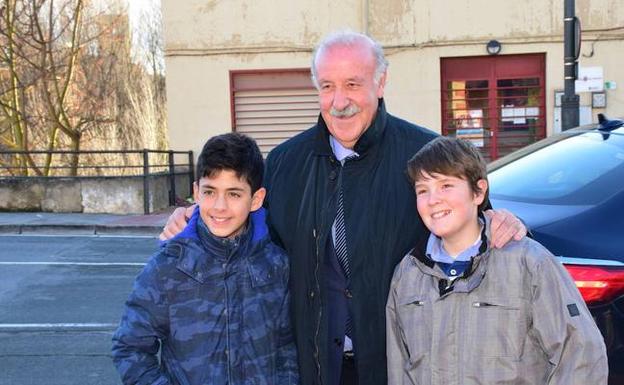 Del Bosque se fotografía con dos chavales. 