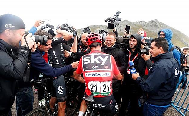 Chris Froome atiende a los periodistas tras una etapa de la Vuelta. 
