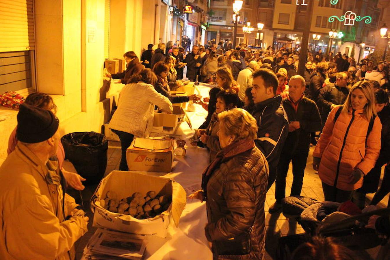 Las hogueras de Santa Lucía de Arnedo se vivieron con pasión y con el acercamiento vecinal a la lumbre reparadora del frío reinante.