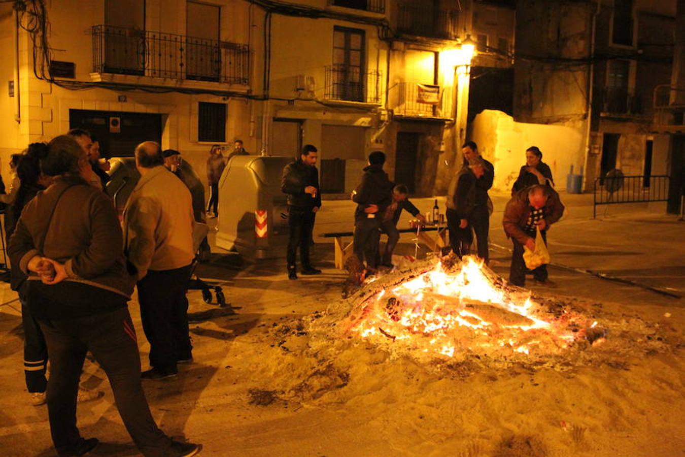 Las hogueras de Santa Lucía de Arnedo se vivieron con pasión y con el acercamiento vecinal a la lumbre reparadora del frío reinante.