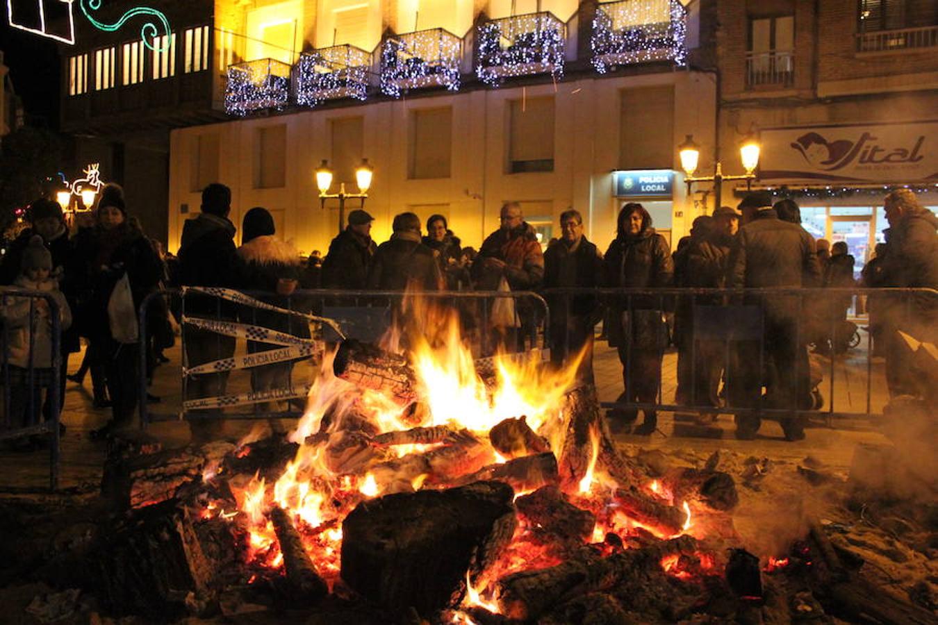 Las hogueras de Santa Lucía de Arnedo se vivieron con pasión y con el acercamiento vecinal a la lumbre reparadora del frío reinante.