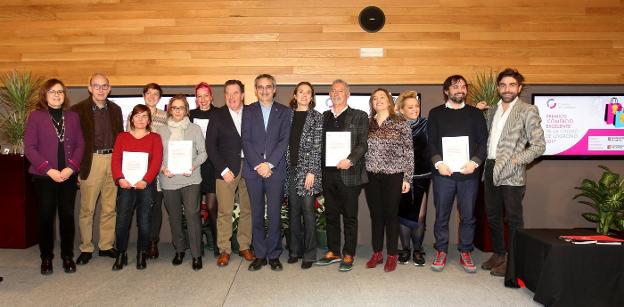 Foto de familia de todos los galardonados en esta edición. :: jonathan herreros