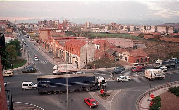 La petición de una pasarela es una vieja reivindicación para el cruce de La Estrella (en la imagen en 1998) desde antes de su remodelación.