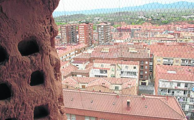 Imagen principal - Las cuevas ofrecen vistas del Arnedo actual. | Se pintaban de cal para sostener la roca. | Los recovecos guardan curiosidades.