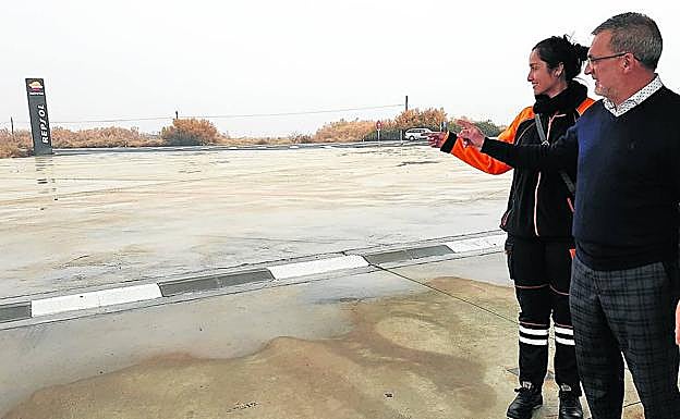 Julián y Lorena muestran la campa vacía a la hora del almuerzo. 