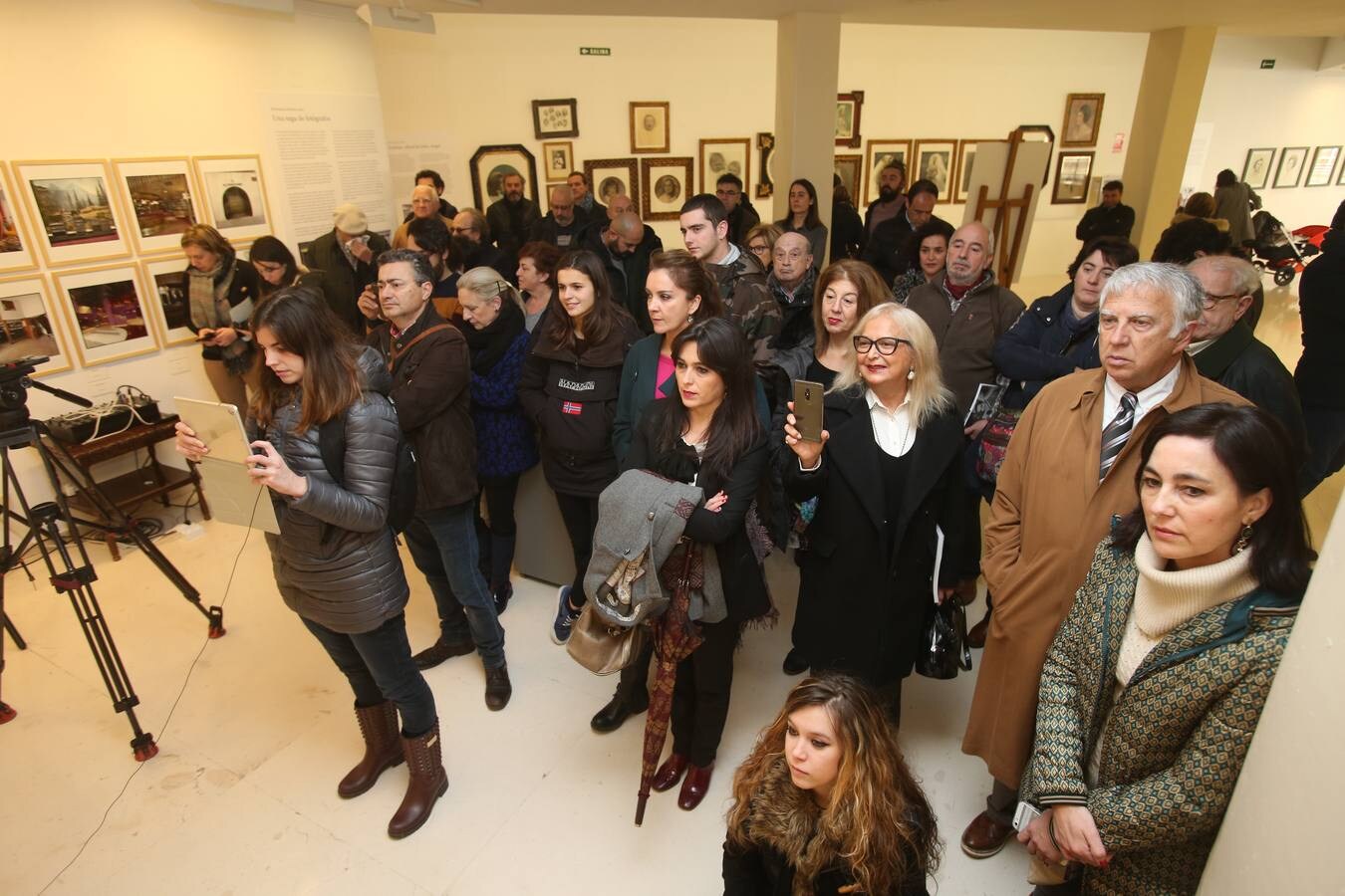 La muestra está ligada a la colección 'Fotógrafos de Logroño', "que recupera la historia de la ciudad y de las familias logroñesas". Puede verse en sala expositiva del Ayuntamiento de Logroño