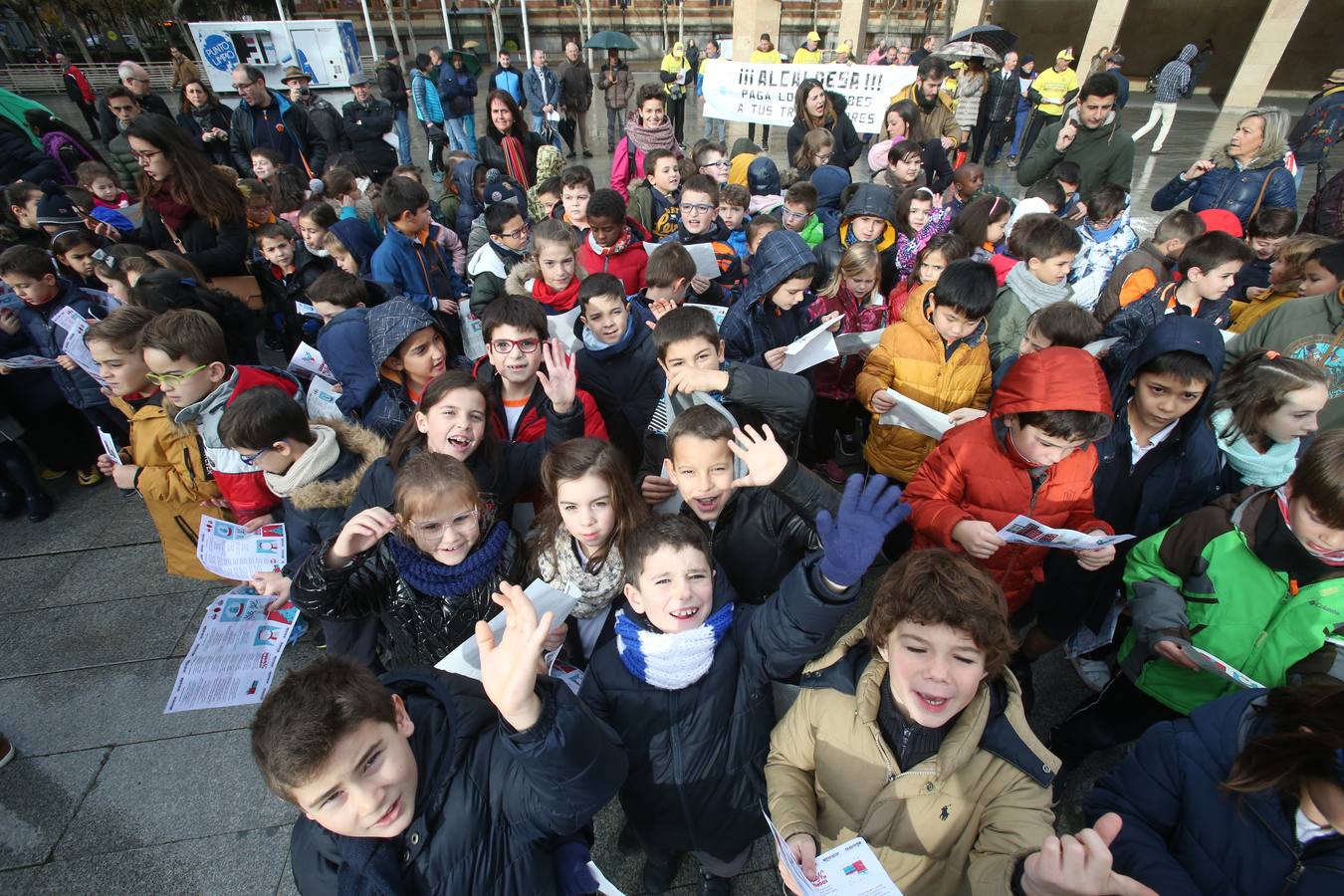 Un acto sencillo, con villancicos, muchos niños de varios colegios riojanos y un paseo multitudinario ha servido para abrir la instalación. En el acto, también se ha visto una pancarta que sostenían funcionarios del Ayuntamiento