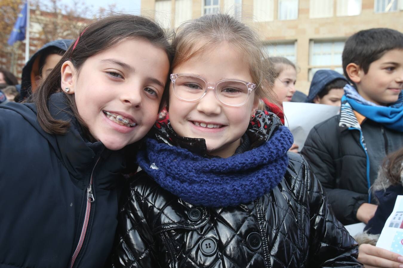 Un acto sencillo, con villancicos, muchos niños de varios colegios riojanos y un paseo multitudinario ha servido para abrir la instalación. En el acto, también se ha visto una pancarta que sostenían funcionarios del Ayuntamiento