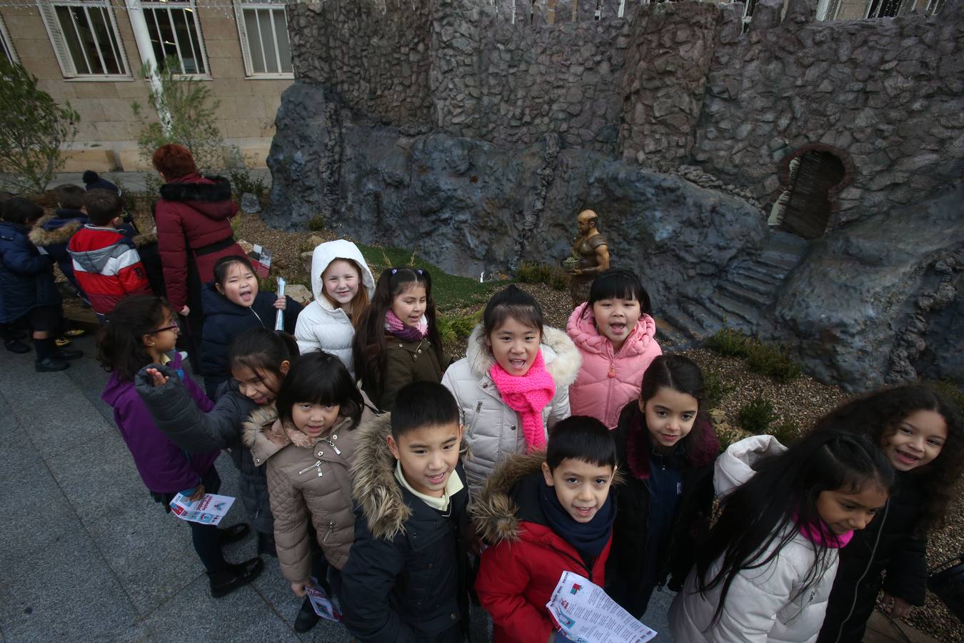 Un acto sencillo, con villancicos, muchos niños de varios colegios riojanos y un paseo multitudinario ha servido para abrir la instalación. En el acto, también se ha visto una pancarta que sostenían funcionarios del Ayuntamiento