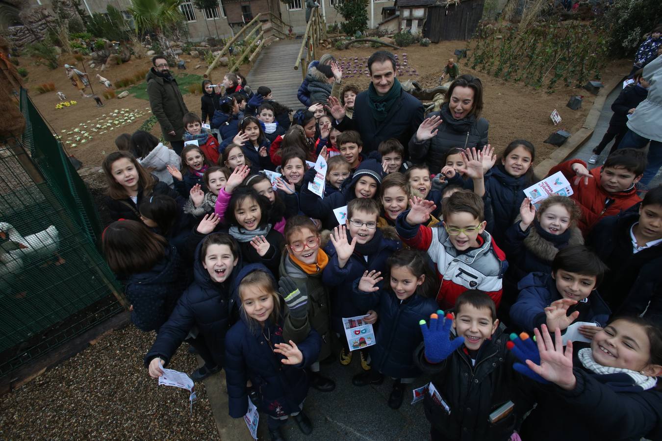 Un acto sencillo, con villancicos, muchos niños de varios colegios riojanos y un paseo multitudinario ha servido para abrir la instalación. En el acto, también se ha visto una pancarta que sostenían funcionarios del Ayuntamiento