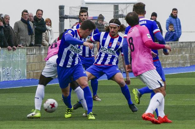 Cisneros (6) intenta hacerse con el balón en un partido del Izarra en Merkatondoa. ::