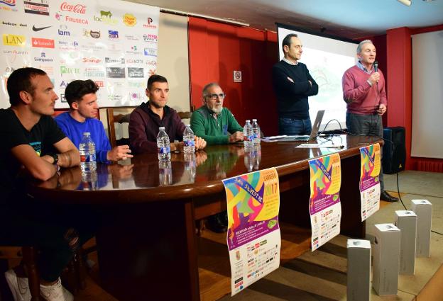 De izquierda a derecha, Toni Abadía, Carlos Mayo, Camilo Santiago, Óscar Calvé, Fermín Navaridas y Juan Antonio Elguea. :: Miguel Herreros