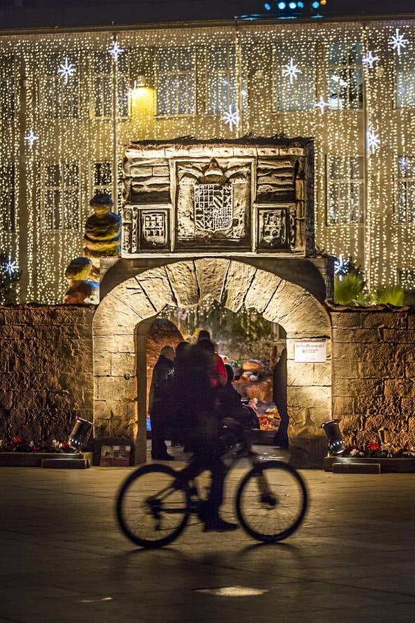 Los logroñeses se acercan a disfrutarlo con su iluminación al caer la tarde