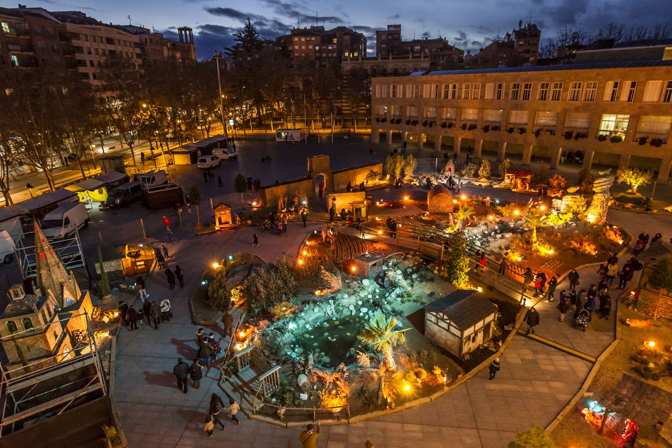 Los logroñeses se acercan a disfrutarlo con su iluminación al caer la tarde