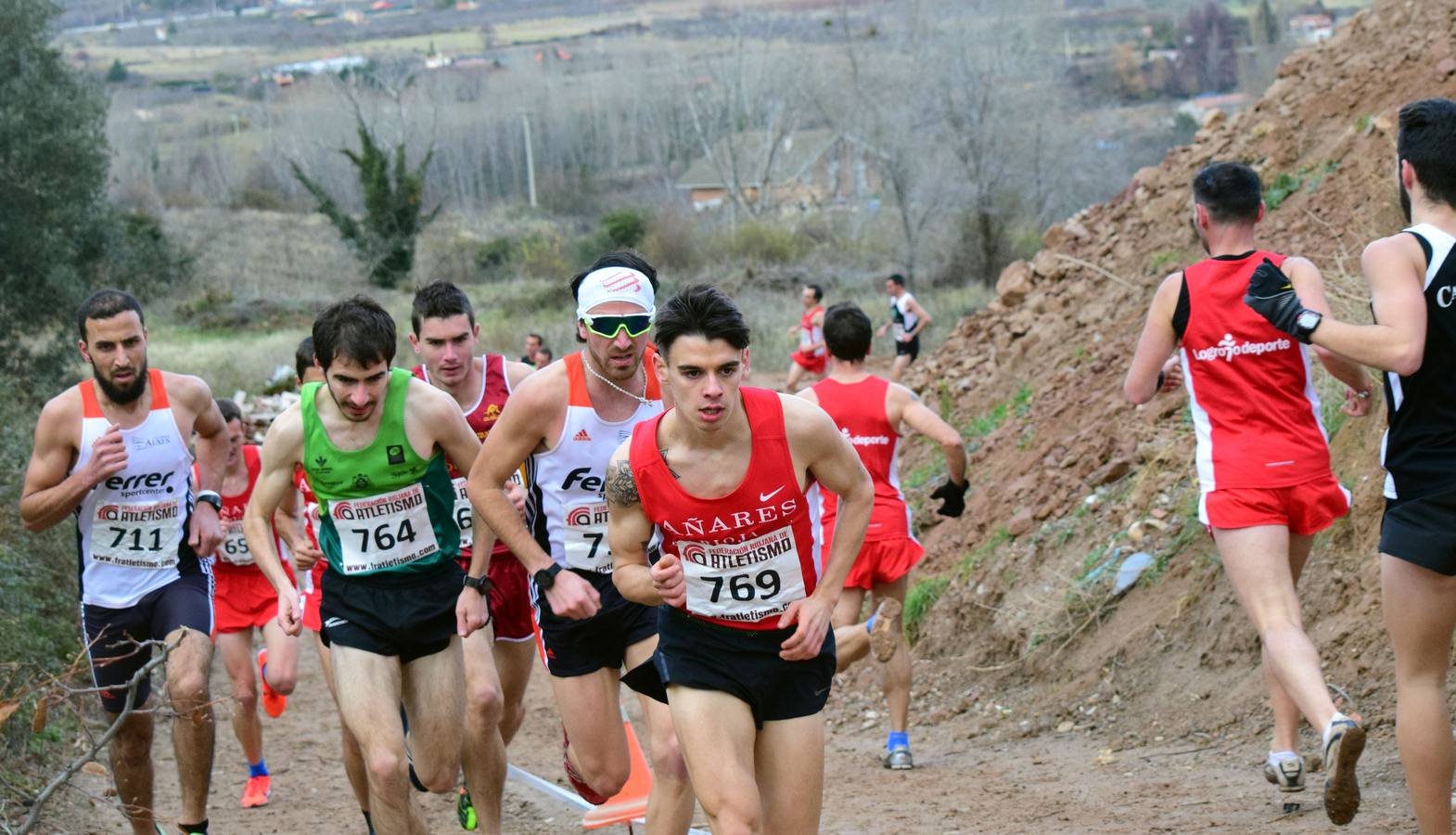 El entorno de las piscinas de Nalda albergó el circuito del Campeonato de La Rioja de Cross Corto absoluto y por clubes y la 2ª Jornada de Cross escolar, organizados por el Club de Atletismo Añares Rioja y el Ayuntamiento de Nalda e Islallana