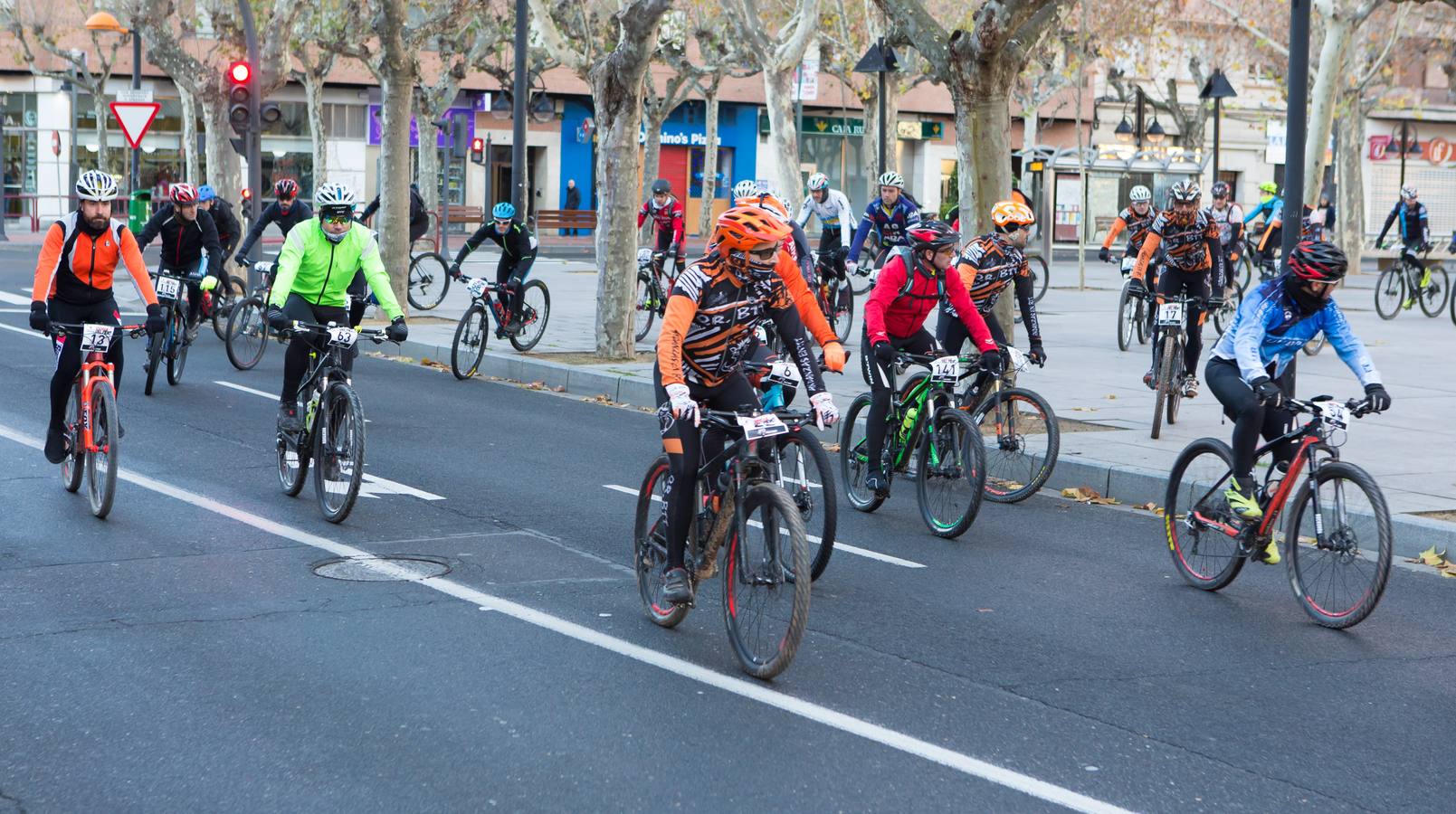 Los ciclistas disfrutaron de una estupenda carrera.