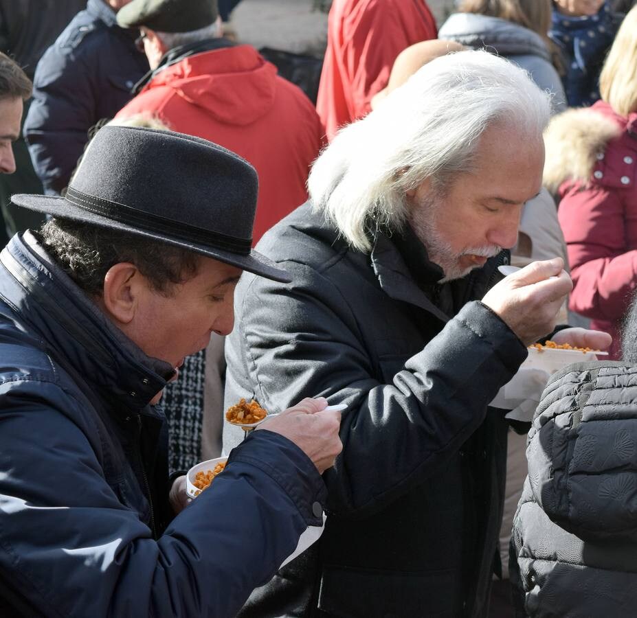 La plaza de la Tela de Nalda ha acogido este domingo la XIX edición de la jornada de la Pasa, a la que asistió numeroso público a pesar del tiempo desapacible.