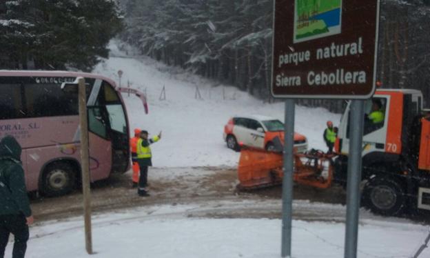 Un quitanieves despeja la carretera con la ayuda de otros servicios de emergencia para permitir el paso del vehículo. :: @carlosyecora