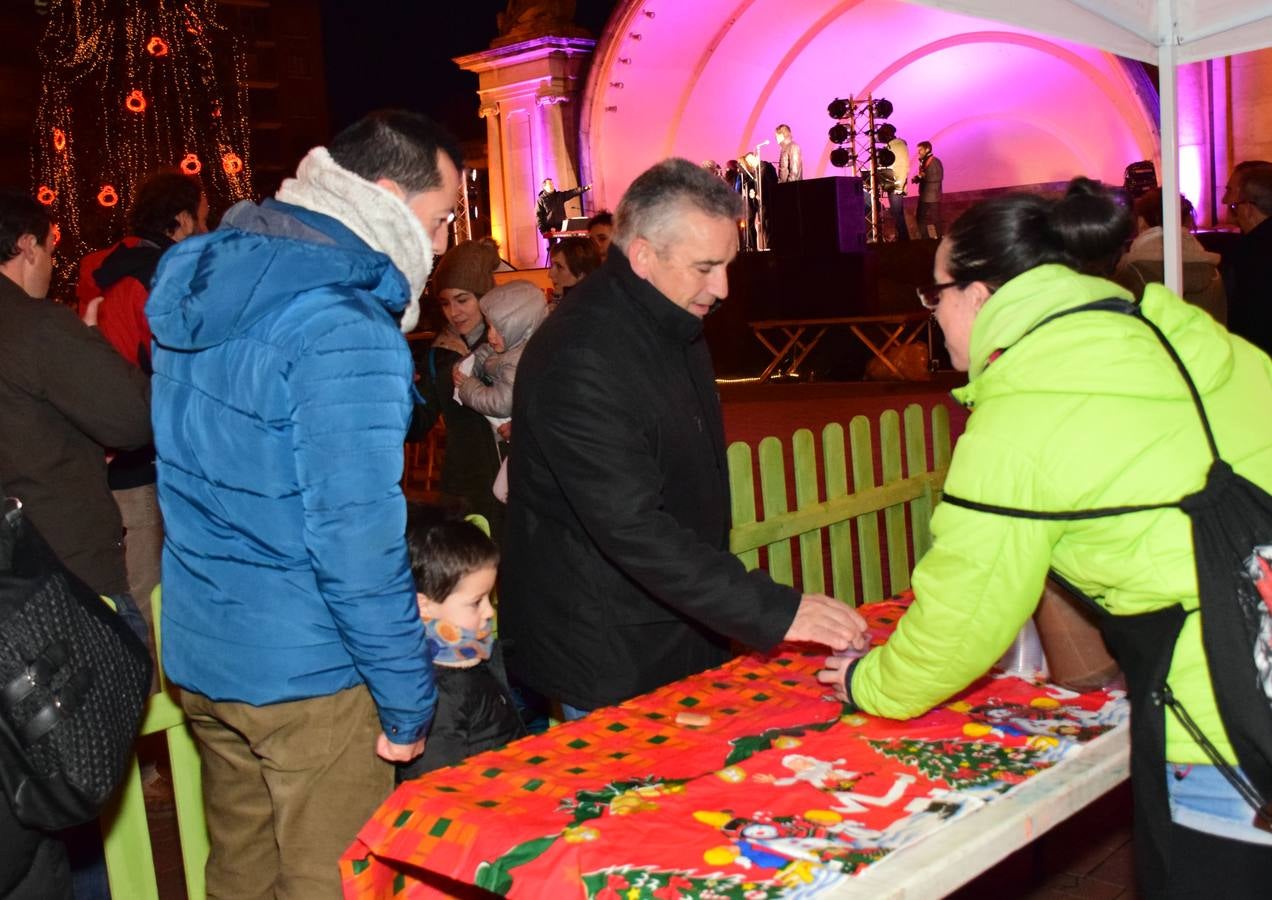 A pesar del mal tiempo, los logroñeses disfrutaron de los actos de 'Logroño es Navidad' que se celebraron en el Espolón, entre ellos, un oncierto de golpel.