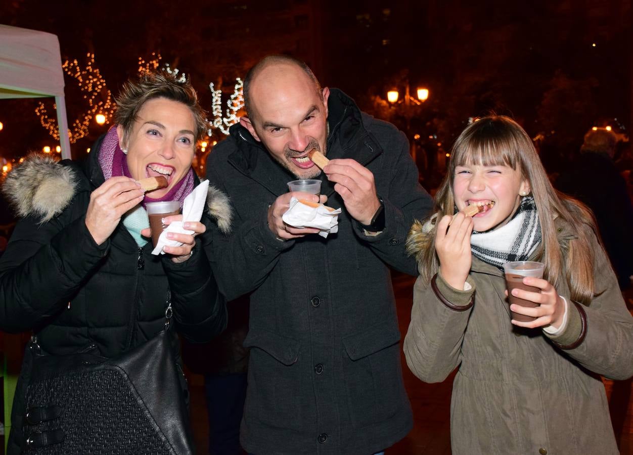 A pesar del mal tiempo, los logroñeses disfrutaron de los actos de 'Logroño es Navidad' que se celebraron en el Espolón, entre ellos, un oncierto de golpel.