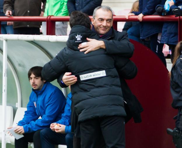 Sergio Rodríguez abraza a Nacho Martín al inicio del partido de ayer. :: fernando díaz