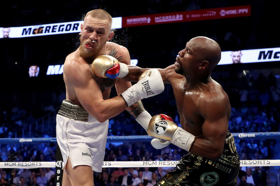 El 'combate del año' fue el que enfrentó a la leyenda de los cuadriláteros Floyd Mayweather con la estrella de las artes marciales mixtas (MMA), el irlandés Connor McGregor. El púgil estadounidense se impuso por KO técnico en el décimo asalto y se despidió del boxeo a los 40 años con un palmarés para la historia: 50 victorias, cero derrotas, superando a su vez al mito italo-estadounidense Rocky Marciano. Además de conservar su imbatibilidad, se llevó una bolsa de cerca de 200 millones de dólares, acorde con la expectación levantada por la pelea celebrada en Las Vegas el 26 de agosto ante 26.000 espectadores en el T-Mobile Arena. El evento movió millones de dólares, tanto en las casas de apuestas como en el pago por visión de la televisión.