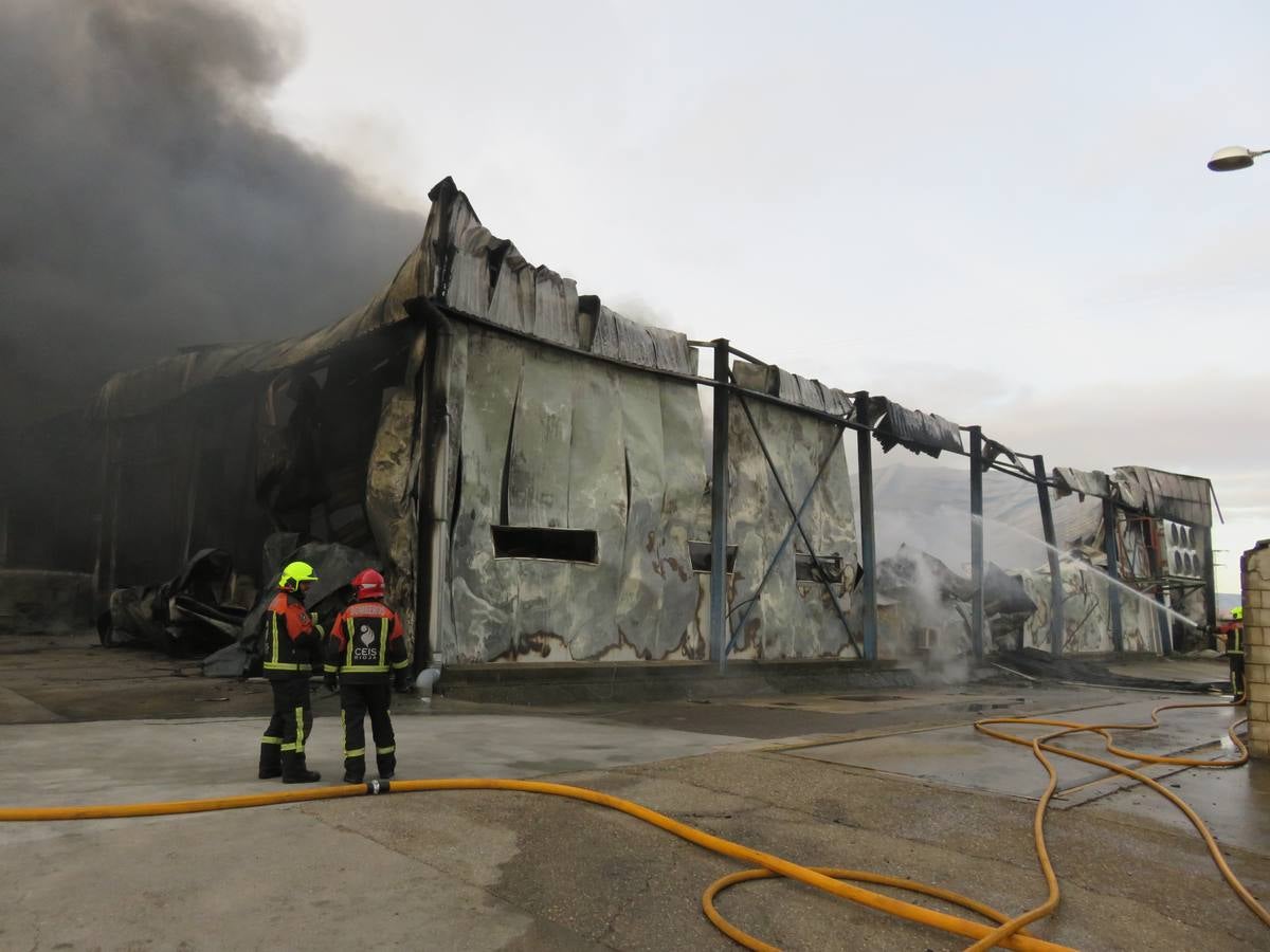 El fuego ha calcinado la nave anexa a la empresa