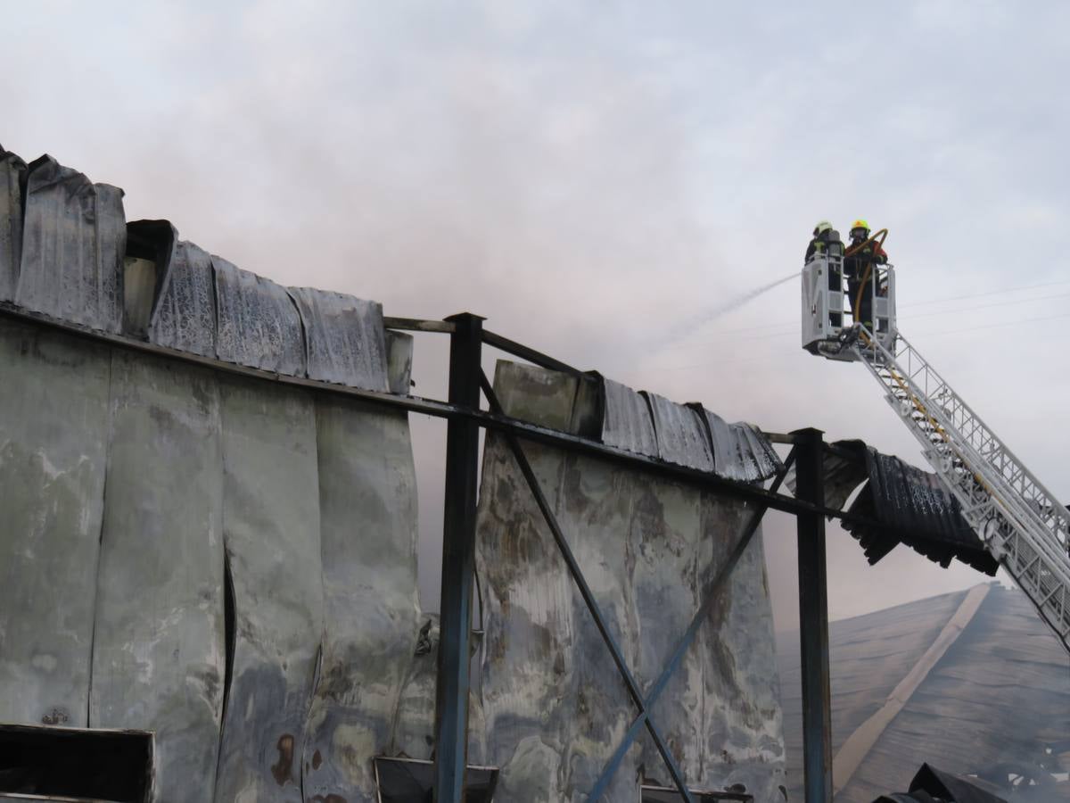 El fuego ha calcinado la nave anexa a la empresa