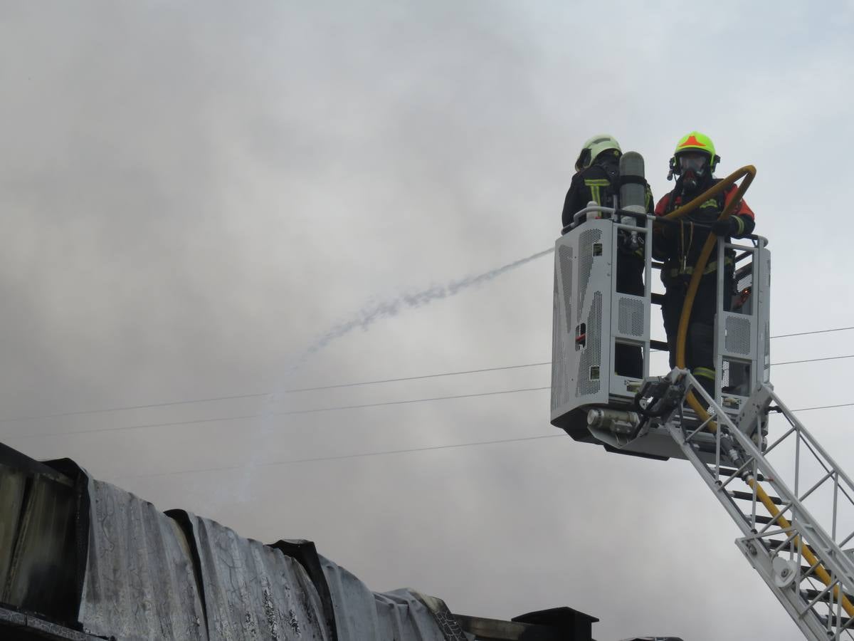 El fuego ha calcinado la nave anexa a la empresa