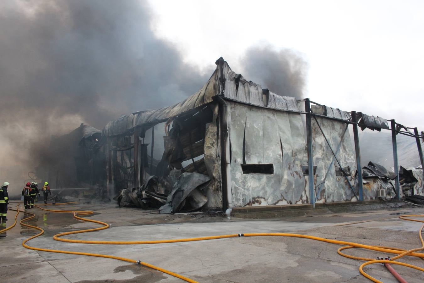 El fuego ha calcinado la nave anexa a la empresa